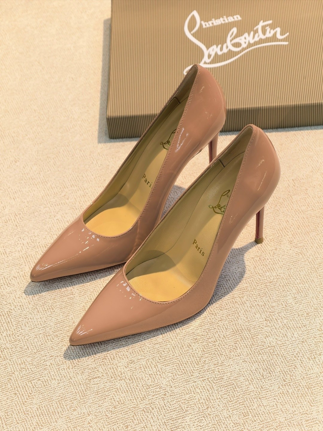 christian louboutin туфли,брендовые туфли,женская туфля,бежевые туфли,туфли лодочка