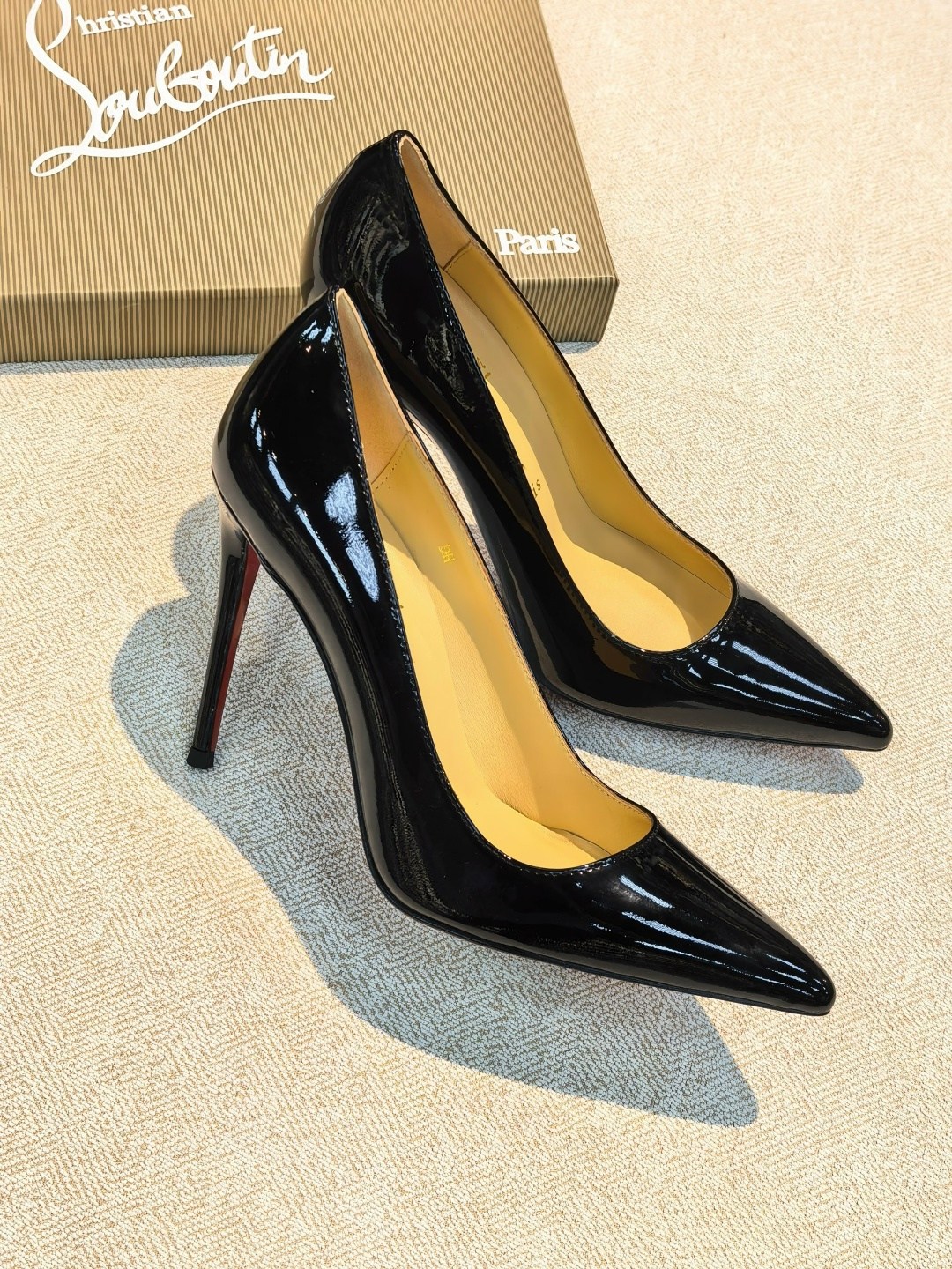 christian louboutin туфли,брендовые туфли,женская туфля,бежевые туфли,туфли лодочка