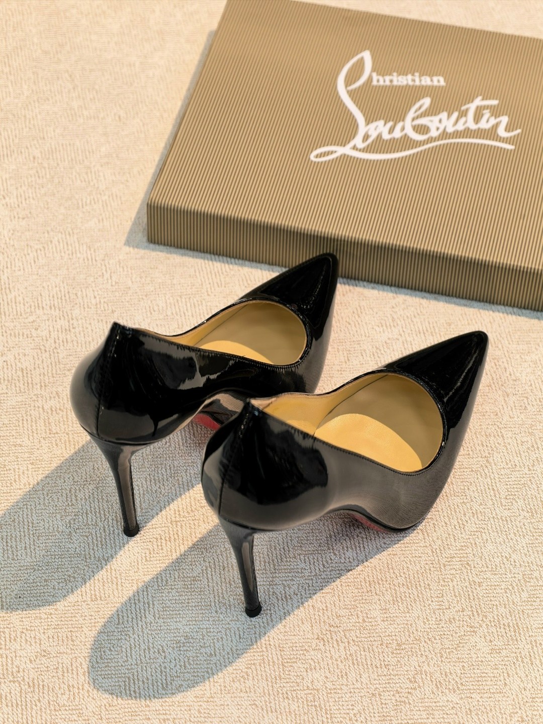 christian louboutin туфли,брендовые туфли,женская туфля,бежевые туфли,туфли лодочка