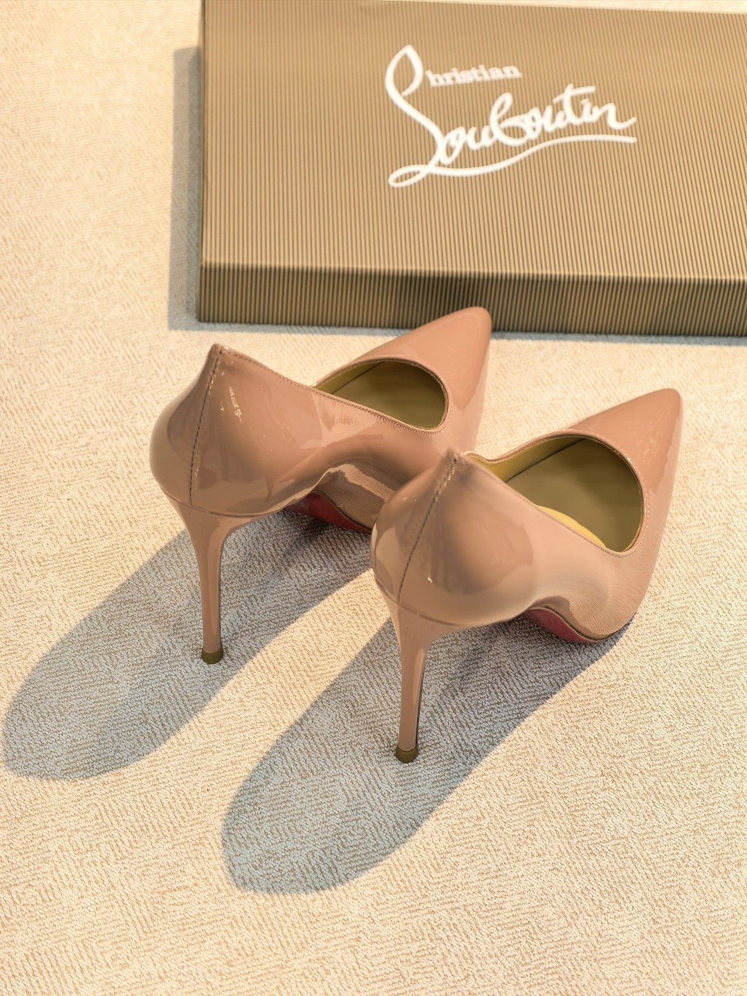christian louboutin туфли,брендовые туфли,женская туфля,бежевые туфли,туфли лодочка