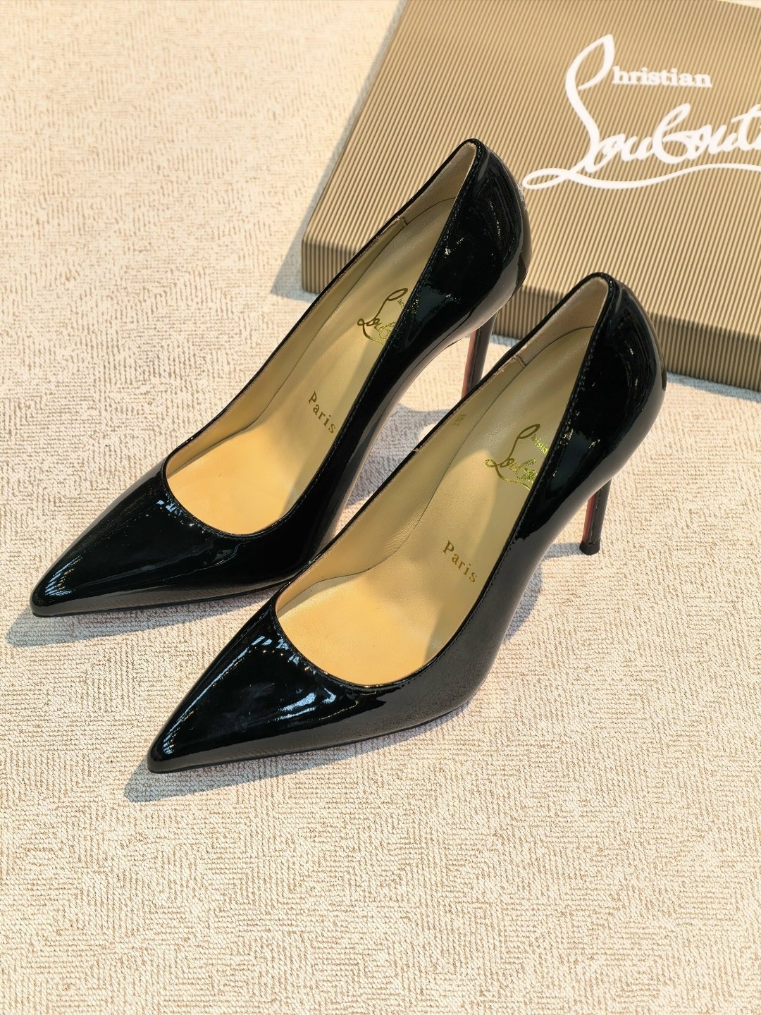 christian louboutin туфли,брендовые туфли,женская туфля,бежевые туфли,туфли лодочка
