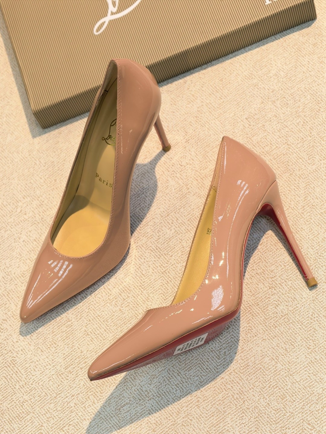 christian louboutin туфли,брендовые туфли,женская туфля,бежевые туфли,туфли лодочка
