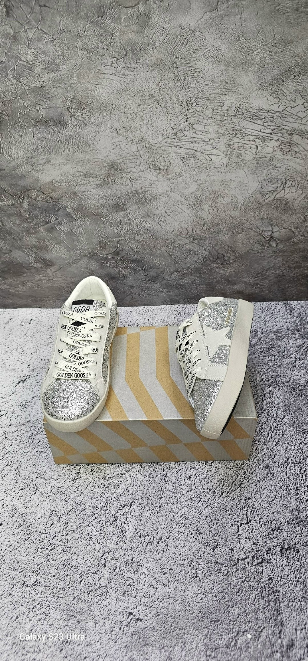 golden goose glitter superstar sneakers,superstar glitter-embellished leather sneakers by golden goose,golden goose кеды glitter,кеды golden goose женские,golden goose кеды блестящие