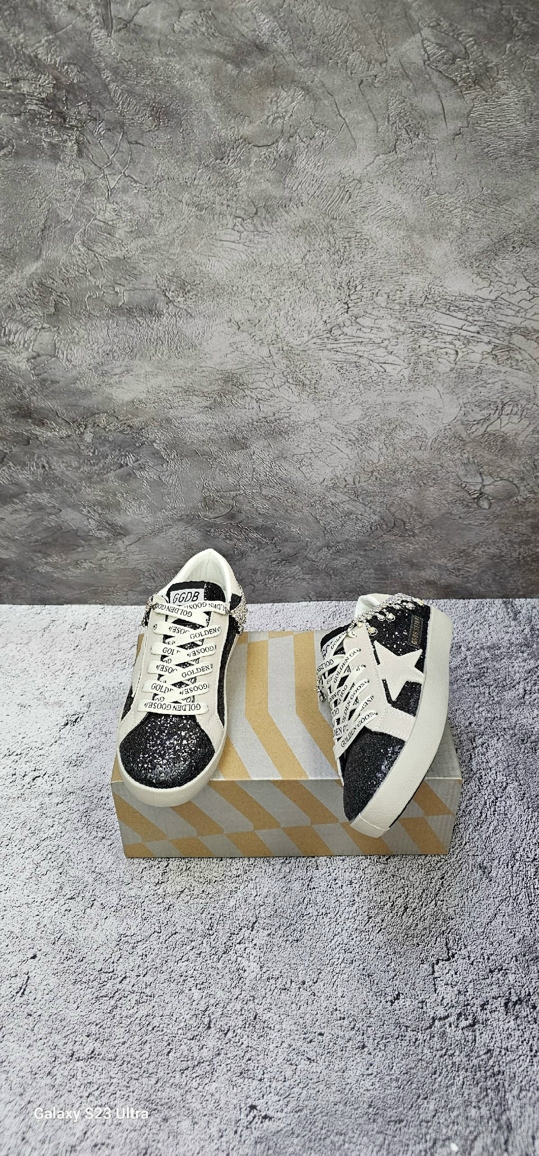 golden goose glitter superstar sneakers,superstar glitter-embellished leather sneakers by golden goose,golden goose кеды glitter,кеды golden goose женские,golden goose кеды блестящие