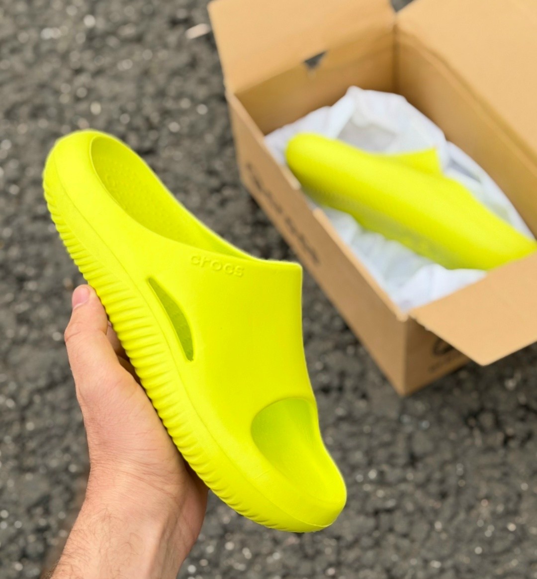 adidas yeezy slide,crocs женские,adidas yeezy slide glow green,шлепанцы женские,сланцы crocs