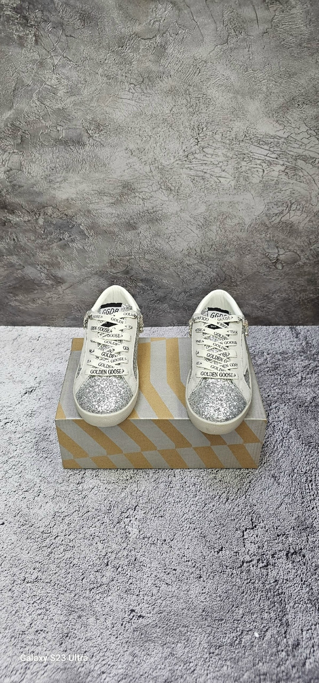 golden goose glitter superstar sneakers,superstar glitter-embellished leather sneakers by golden goose,golden goose кеды glitter,кеды golden goose женские,golden goose кеды блестящие