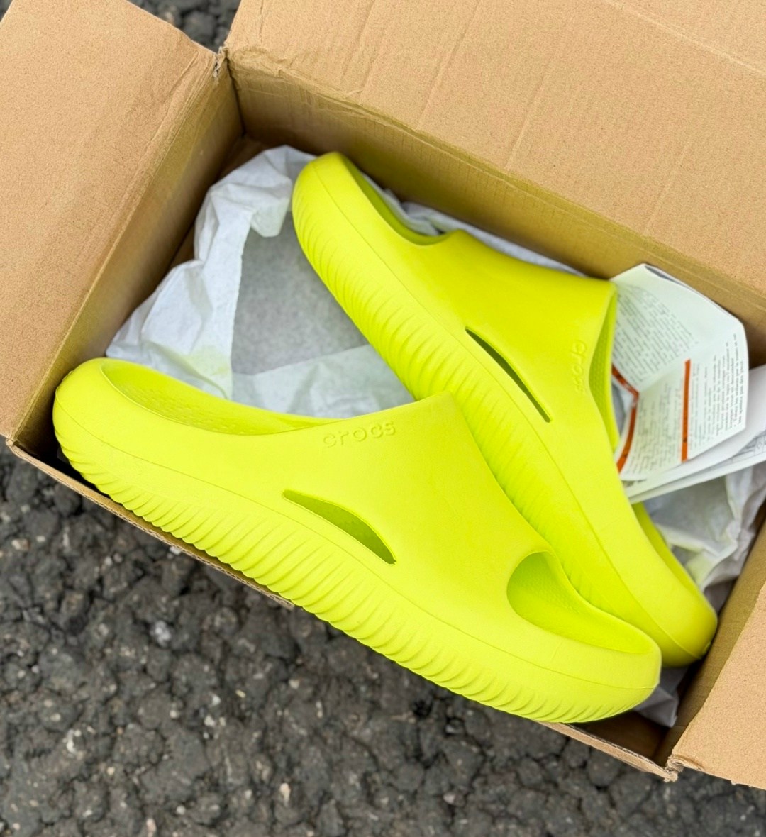 adidas yeezy slide,crocs женские,adidas yeezy slide glow green,шлепанцы женские,сланцы crocs