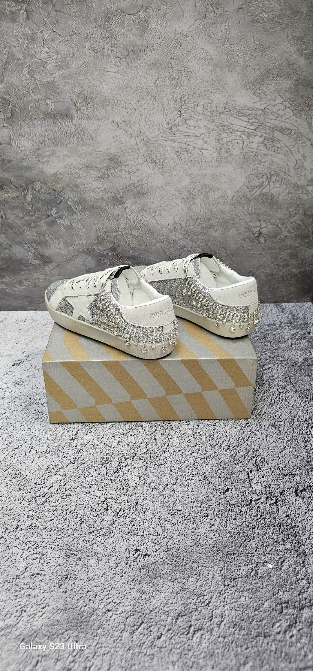 golden goose glitter superstar sneakers,superstar glitter-embellished leather sneakers by golden goose,golden goose кеды glitter,кеды golden goose женские,golden goose кеды блестящие