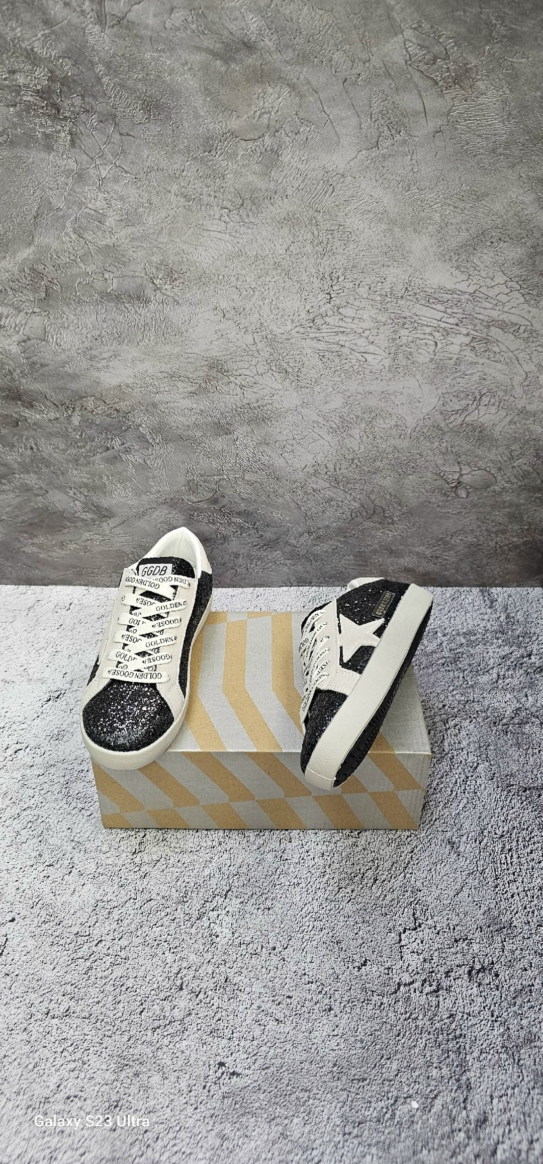 golden goose glitter superstar sneakers,superstar glitter-embellished leather sneakers by golden goose,golden goose кеды glitter,кеды golden goose женские,golden goose кеды блестящие