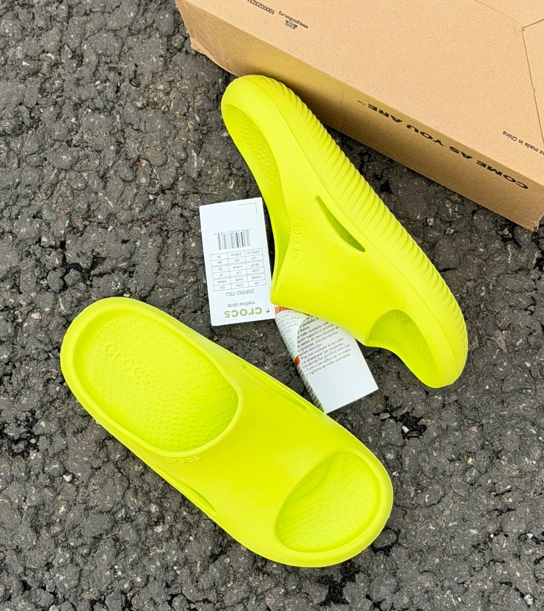 adidas yeezy slide,crocs женские,adidas yeezy slide glow green,шлепанцы женские,сланцы crocs