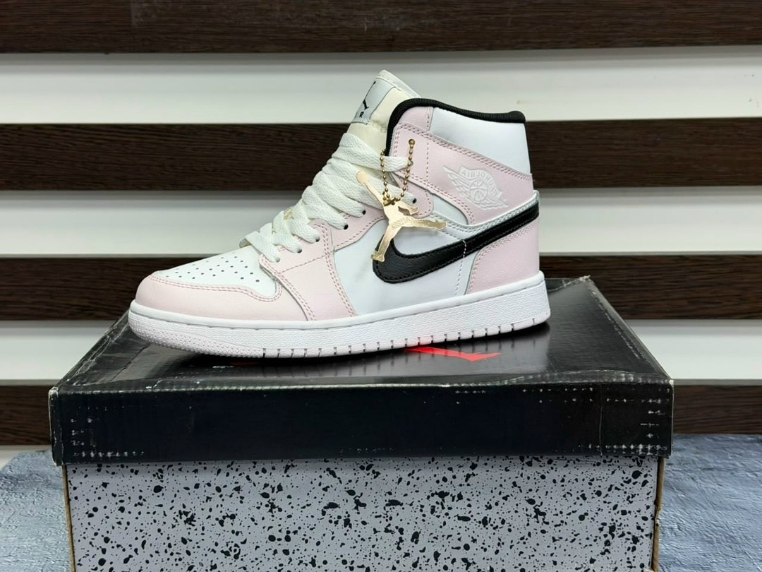 кроссовки женские nike air jordan 1,nike air jordan 1,женские кроссовки nike air jordan 1 mid,nike air jordan 1 mid,кроссовки nike air jordan 1