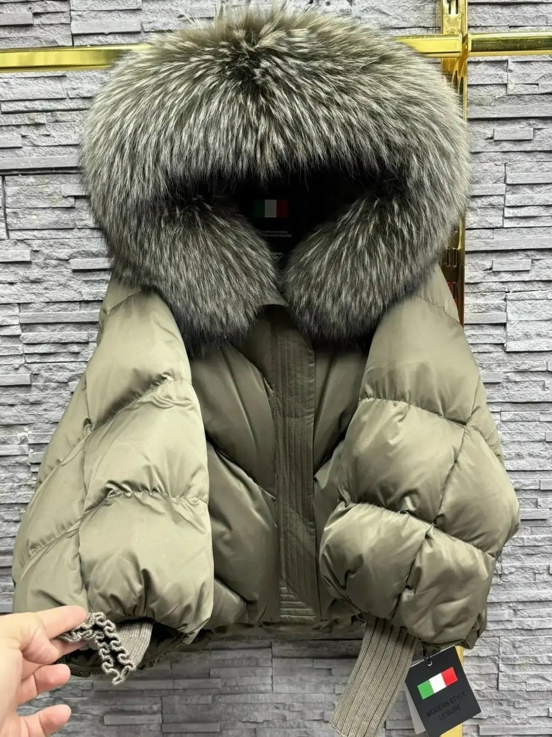 женский пуховик с меховым воротником,зимняя куртка-пуховик с капюшоном из натурального меха,женский пуховик с воротником из лисьего меха,пуховик женский,зимняя куртка-пуховик