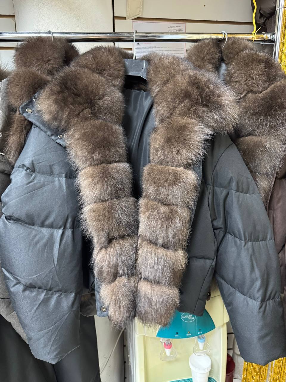 женский пуховик с натуральным мехом,короткий пуховик с натуральным мехом,пуховик с натуральный мех,пуховик с мехом,куртка с натуральным мехом