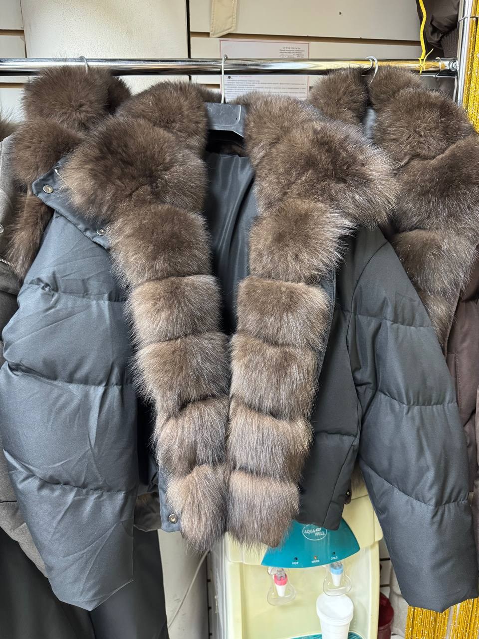 женский пуховик с натуральным мехом,короткий пуховик с натуральным мехом,пуховик с натуральный мех,пуховик с мехом,куртка с натуральным мехом