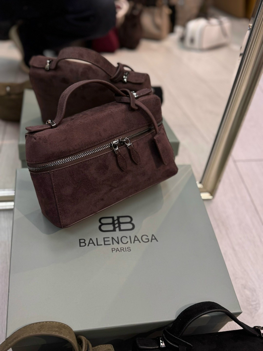 замшевая сумка,сумка женская замшевая,замшевая сумка тренд 2026,модные замшевые сумки,сумка из натуральной замши