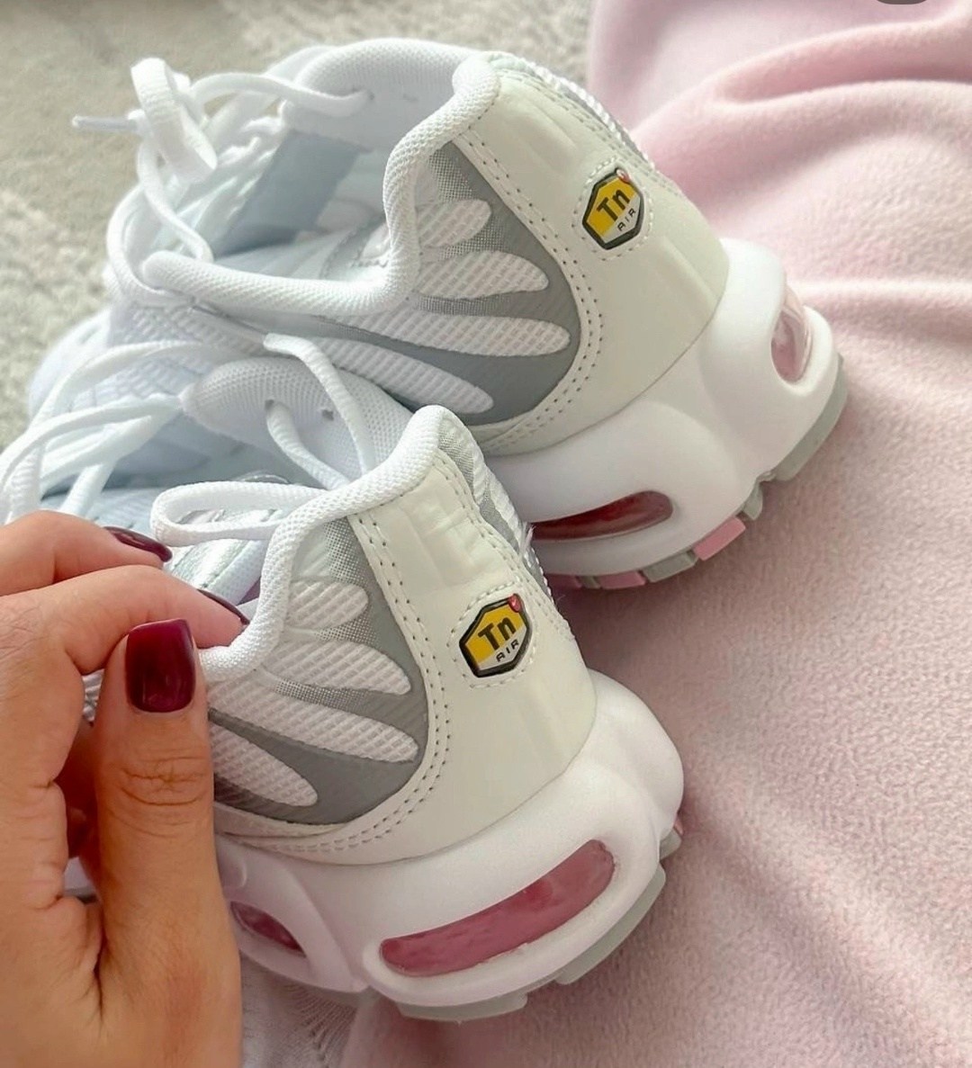 кроссовки спортивные air max tn plus nike,найк тн плюс air max plus tn white/pink,кроссовки спортивные air max plus nike,кроссовки air max plus от nike,кроссовки женские air max tn plus nike