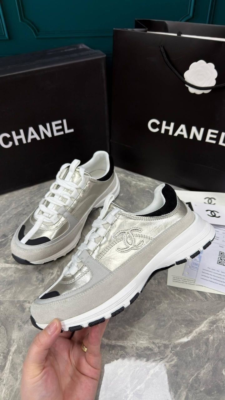 женские кроссовки chanel,кроссовки chanel,модные вентилируемые кроссовки chanel,женские комбинированные кроссовки chanel 2026-2026 черные с коричневым и белым логотипом,chanel женские кожаные кроссовк
