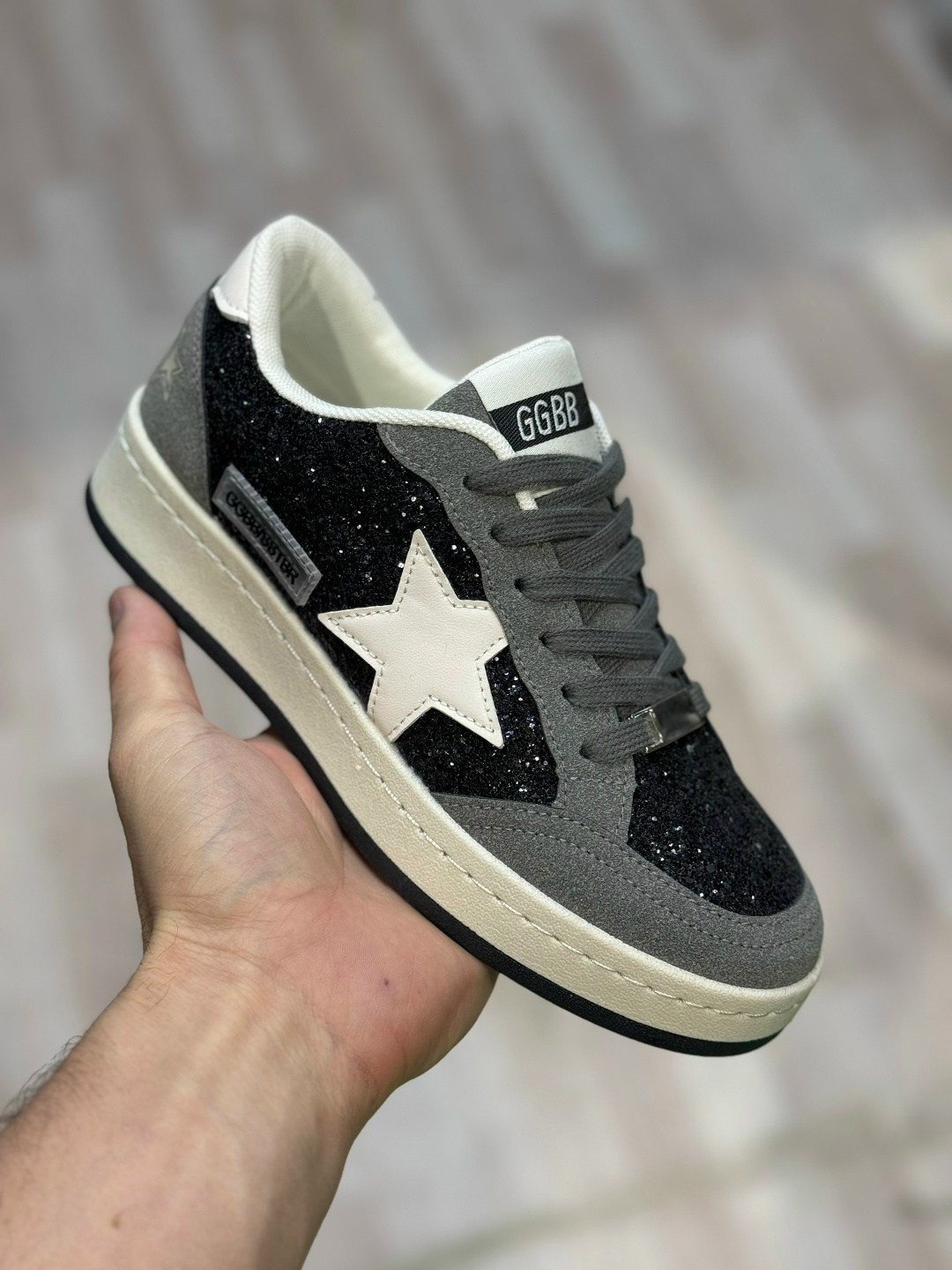 ,кроссовки golden goose с пайетками на платформе,кроссовки golden goose,женские кеды,кеды golden goose