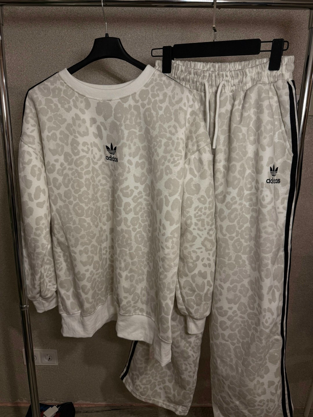 женский костюм adidas белого цвета,спортивный костюм женский,спортивный костюм одежда,спортивный костюм,стильные спортивные костюмы