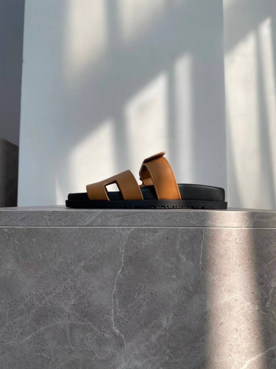 женские шлепанцы,мужские шлепанцы,,сандалии hermes,кожаные сандалии