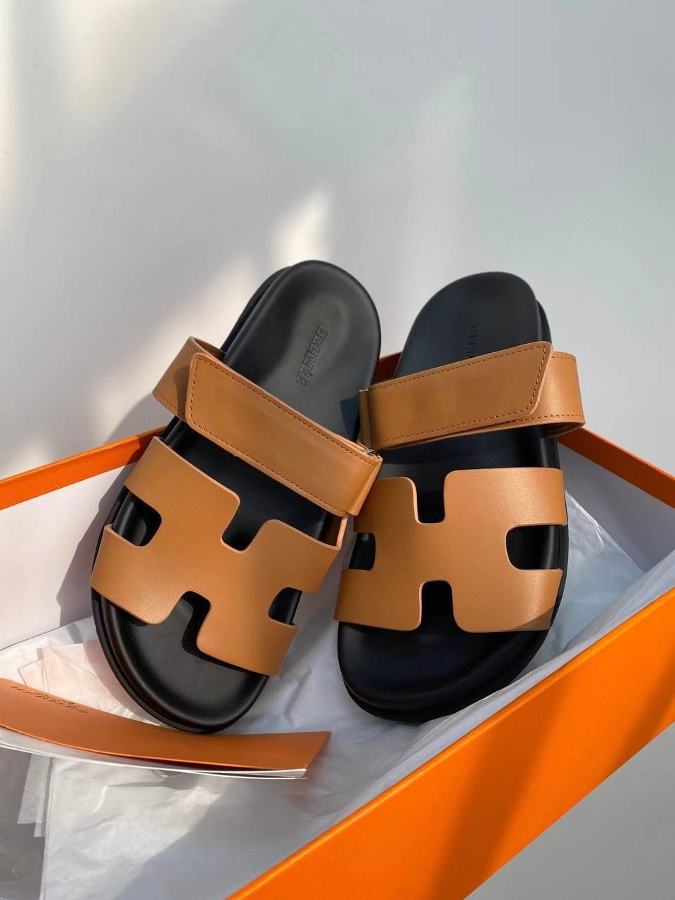 женские шлепанцы,мужские шлепанцы,,сандалии hermes,кожаные сандалии