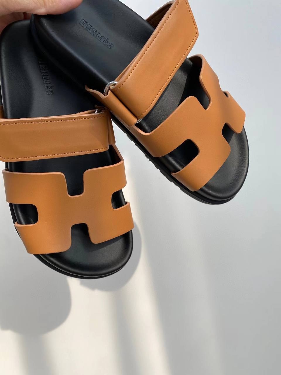 женские шлепанцы,мужские шлепанцы,,сандалии hermes,кожаные сандалии