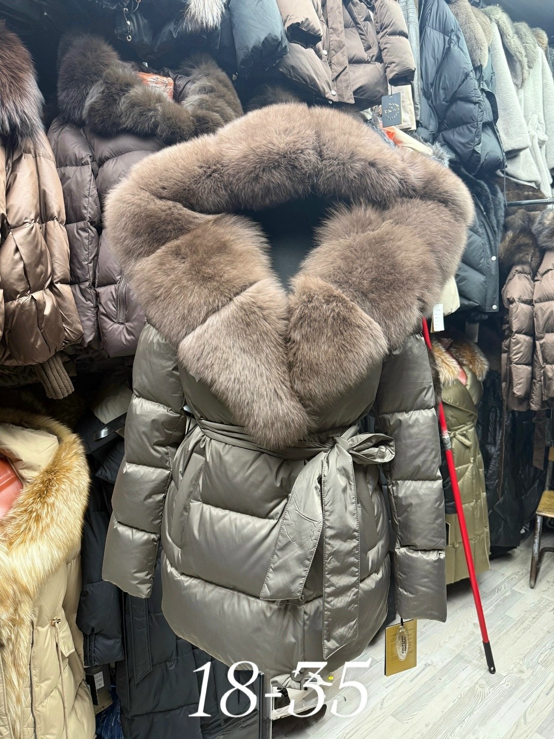 пуховик с натуральным мехом и песца70 cm с капюшоном,пуховик с натуральным мехом и песца,пуховик с натуральным мехом,куртки ,пуховик женский мех натуральный