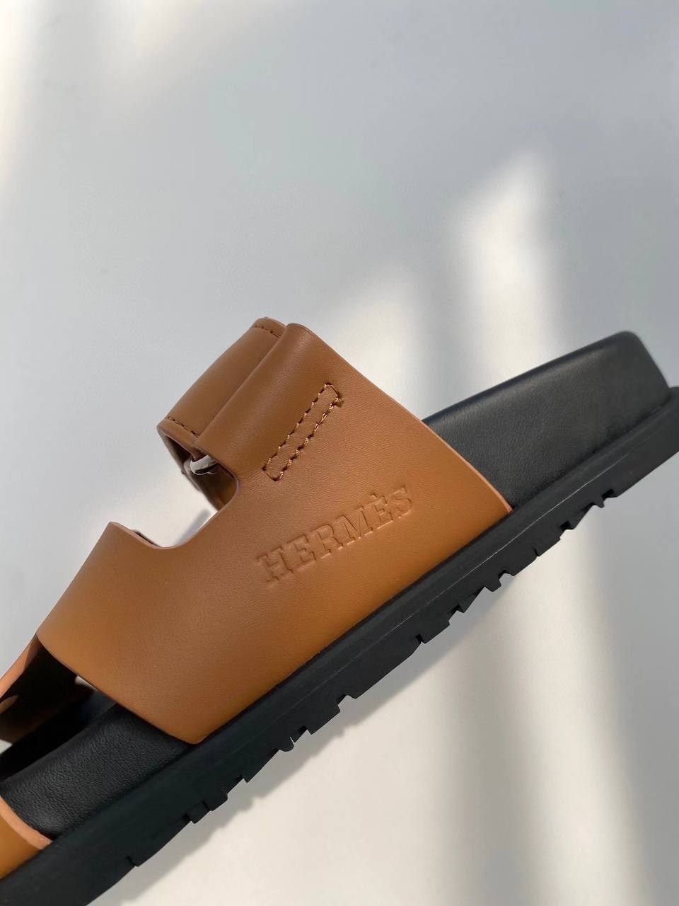 женские шлепанцы,мужские шлепанцы,,сандалии hermes,кожаные сандалии