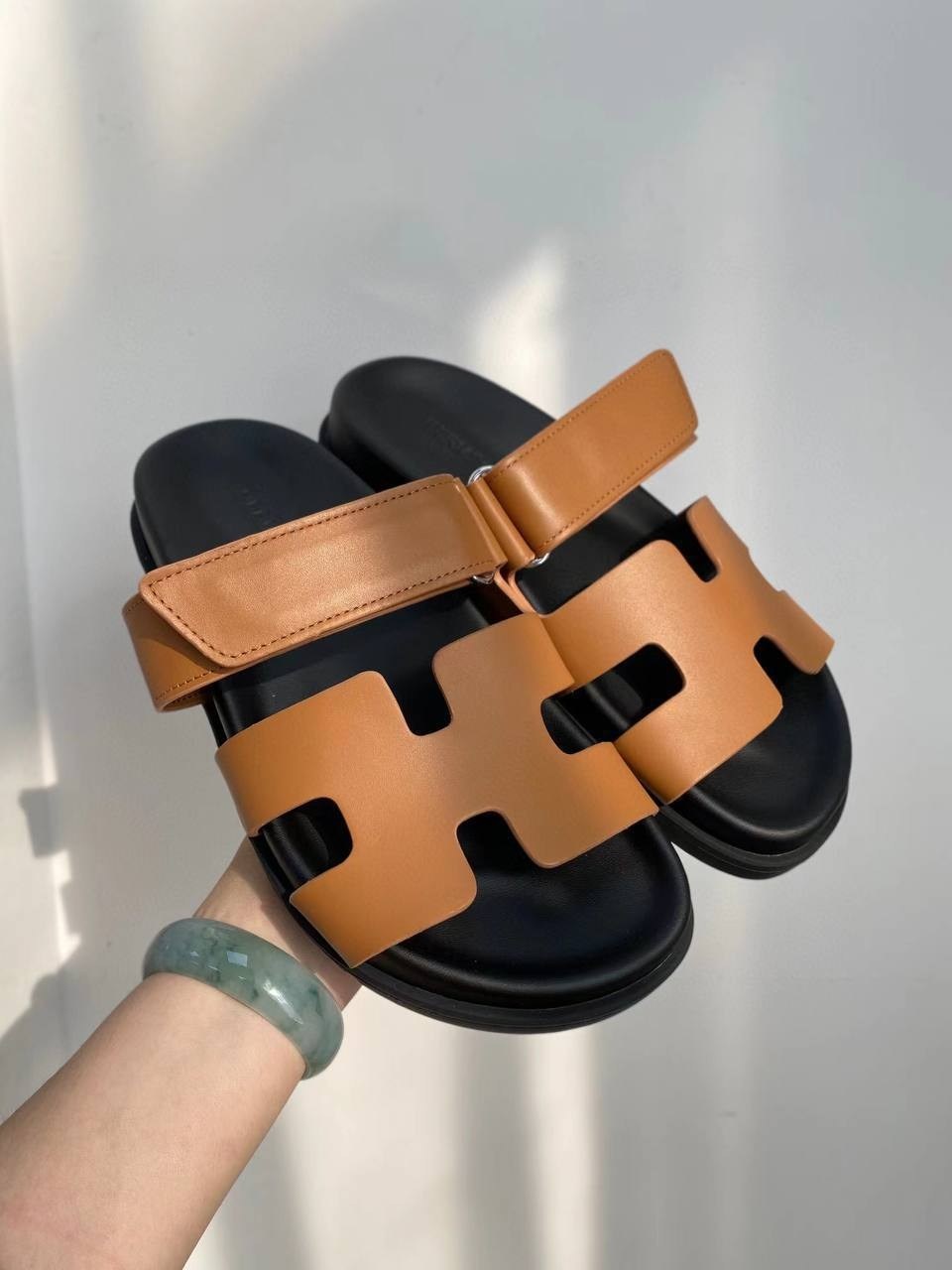 женские шлепанцы,мужские шлепанцы,,сандалии hermes,кожаные сандалии