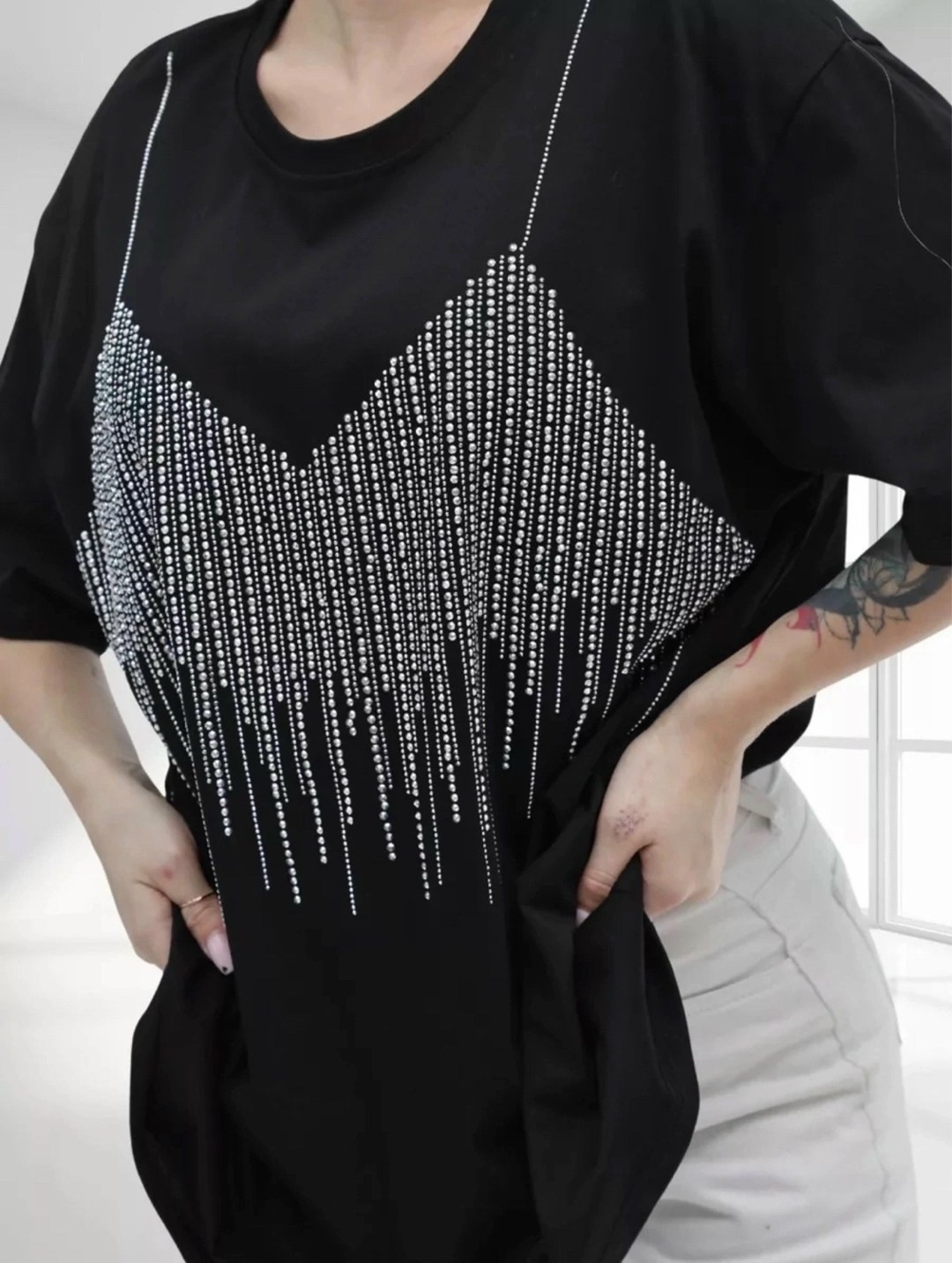 футболка оверсайз базовая со стразами fashion nik,футболка оверсайз со стразами,футболка женская оверсайз,женская футболка,футболка оверсайз нарядная со стразами sapundrik