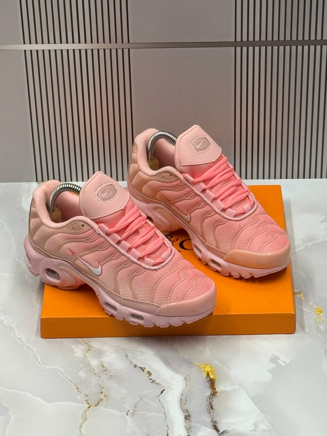 женские кроссовки nike air max plus tn pink,розовые кроссовки,nike air max plus tn pink,кроссовки спортивные air max tn plus nike,кроссовки air max plus tn летние nike цвет розовый