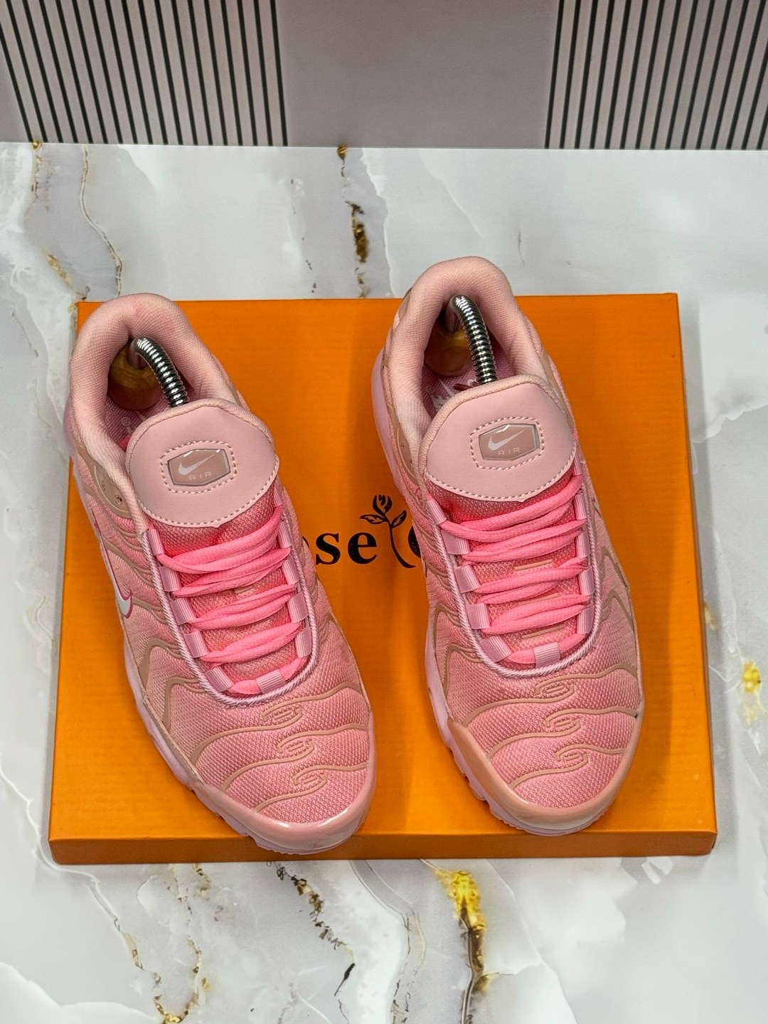 женские кроссовки nike air max plus tn pink,розовые кроссовки,nike air max plus tn pink,кроссовки спортивные air max tn plus nike,кроссовки air max plus tn летние nike цвет розовый