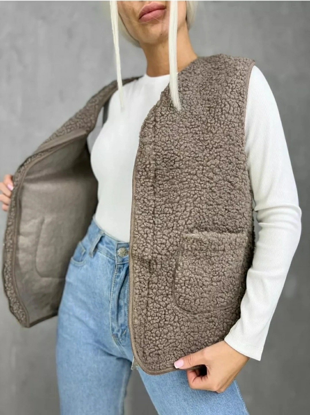 жилетка женская безрукавка утепленная,жилет утепленный безрукавка с карманами,жилетка с карманами,жилет утепленный безрукавка с карманами fashion lux,плюшевая жилетка женская