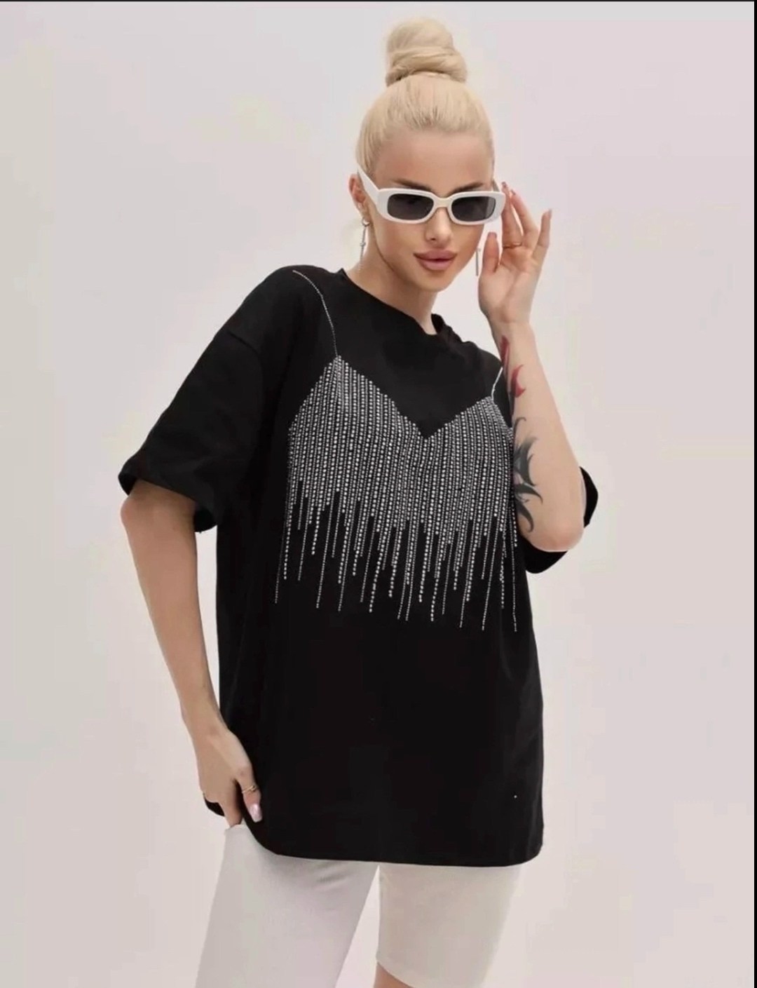 футболка оверсайз базовая со стразами fashion nik,футболка оверсайз со стразами,футболка женская оверсайз,женская футболка,футболка оверсайз нарядная со стразами sapundrik