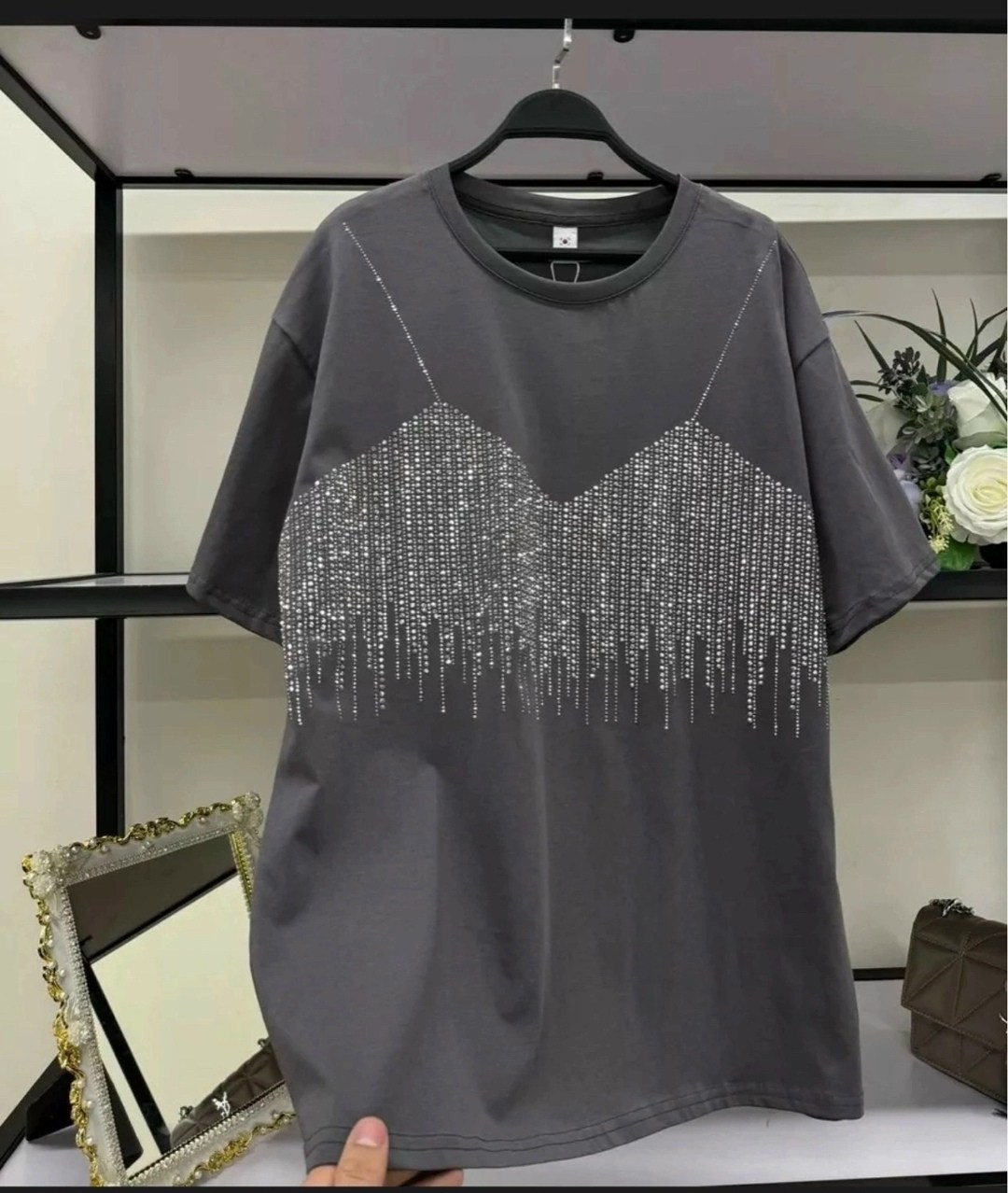 футболка оверсайз базовая со стразами fashion nik,футболка оверсайз со стразами,футболка женская оверсайз,женская футболка,футболка оверсайз нарядная со стразами sapundrik