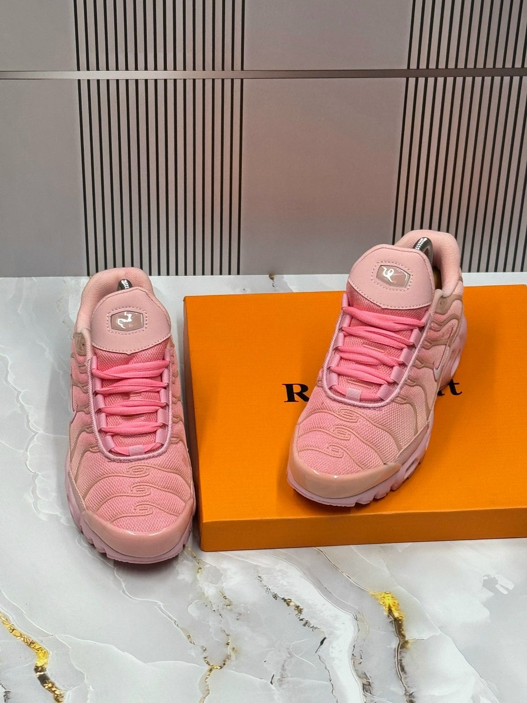 женские кроссовки nike air max plus tn pink,розовые кроссовки,nike air max plus tn pink,кроссовки спортивные air max tn plus nike,кроссовки air max plus tn летние nike цвет розовый