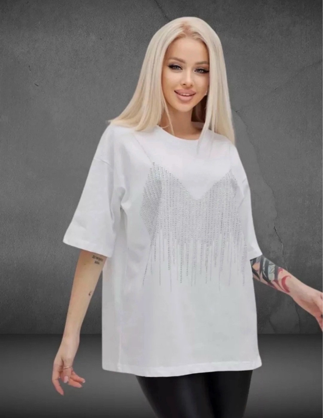 футболка оверсайз базовая со стразами fashion nik,футболка оверсайз со стразами,футболка женская оверсайз,женская футболка,футболка оверсайз нарядная со стразами sapundrik