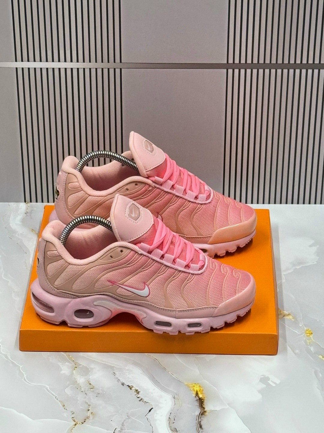 женские кроссовки nike air max plus tn pink,розовые кроссовки,nike air max plus tn pink,кроссовки спортивные air max tn plus nike,кроссовки air max plus tn летние nike цвет розовый