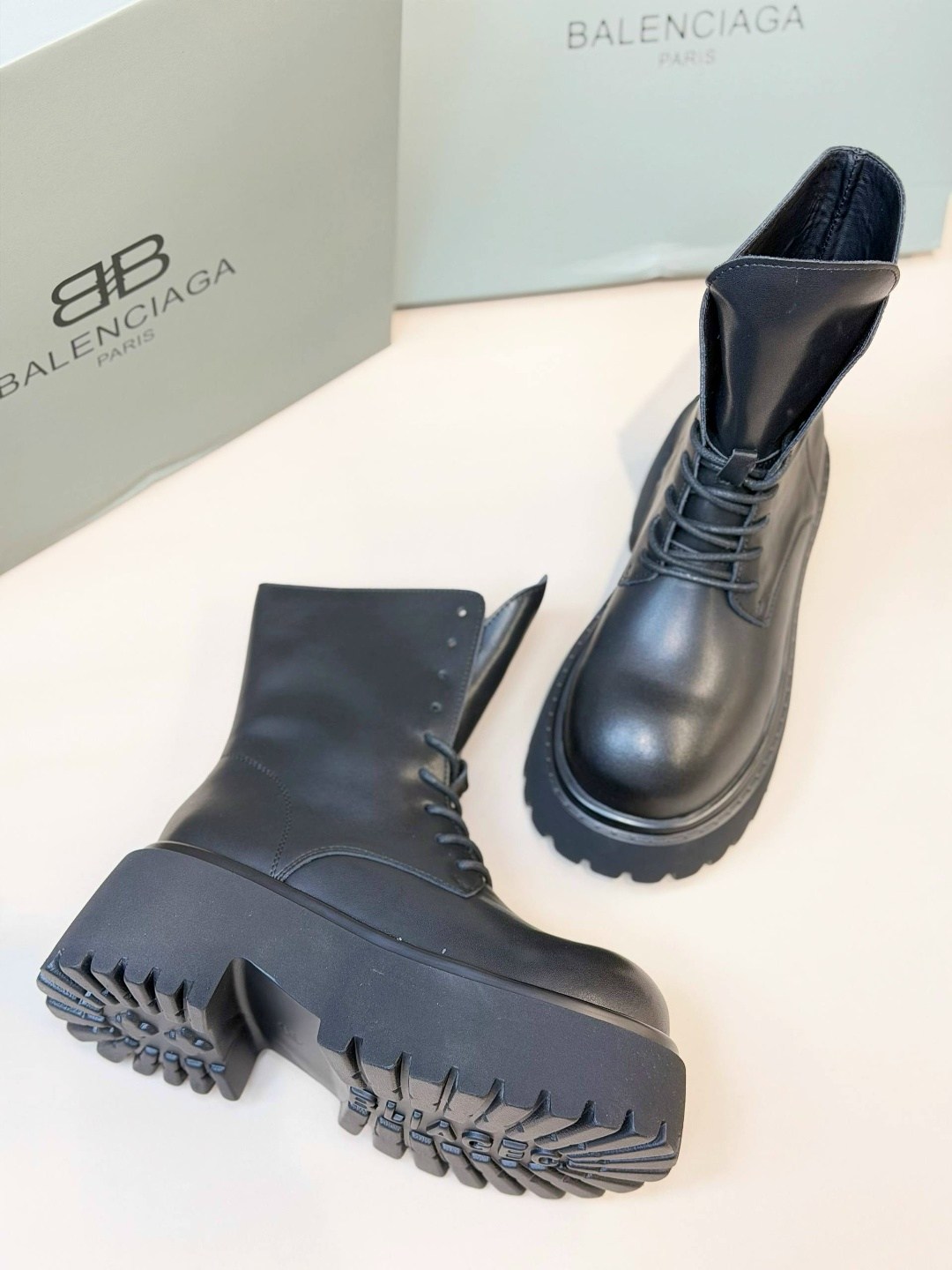 balenciaga женские кожаные ботинки balenciaga чёрного цвета,ботинки balenciaga,ботинки balenciaga на шнуровке черные,balenciaga женские кожаные ботинки чёрного цвета,ботинки balenciaga женские