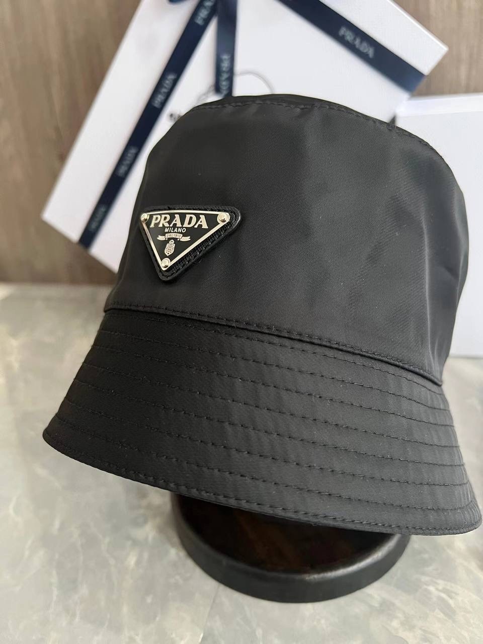 шляпа prada re-nylon bucket hat черный,prada панама,prada nylon bucket hat in black,черная панама prada,панама prada nylon