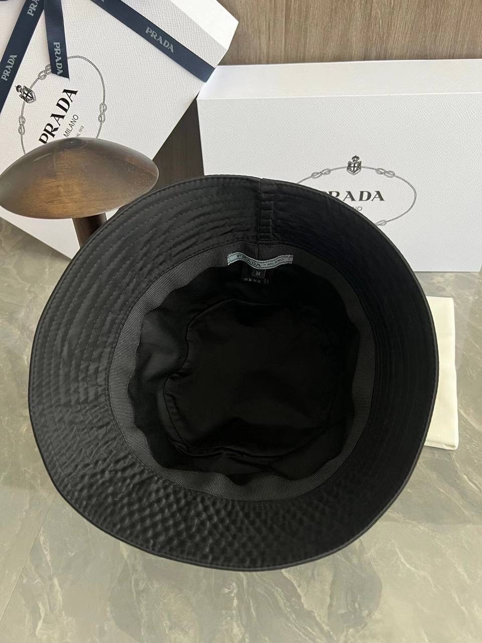 шляпа prada re-nylon bucket hat черный,prada панама,prada nylon bucket hat in black,черная панама prada,панама prada nylon
