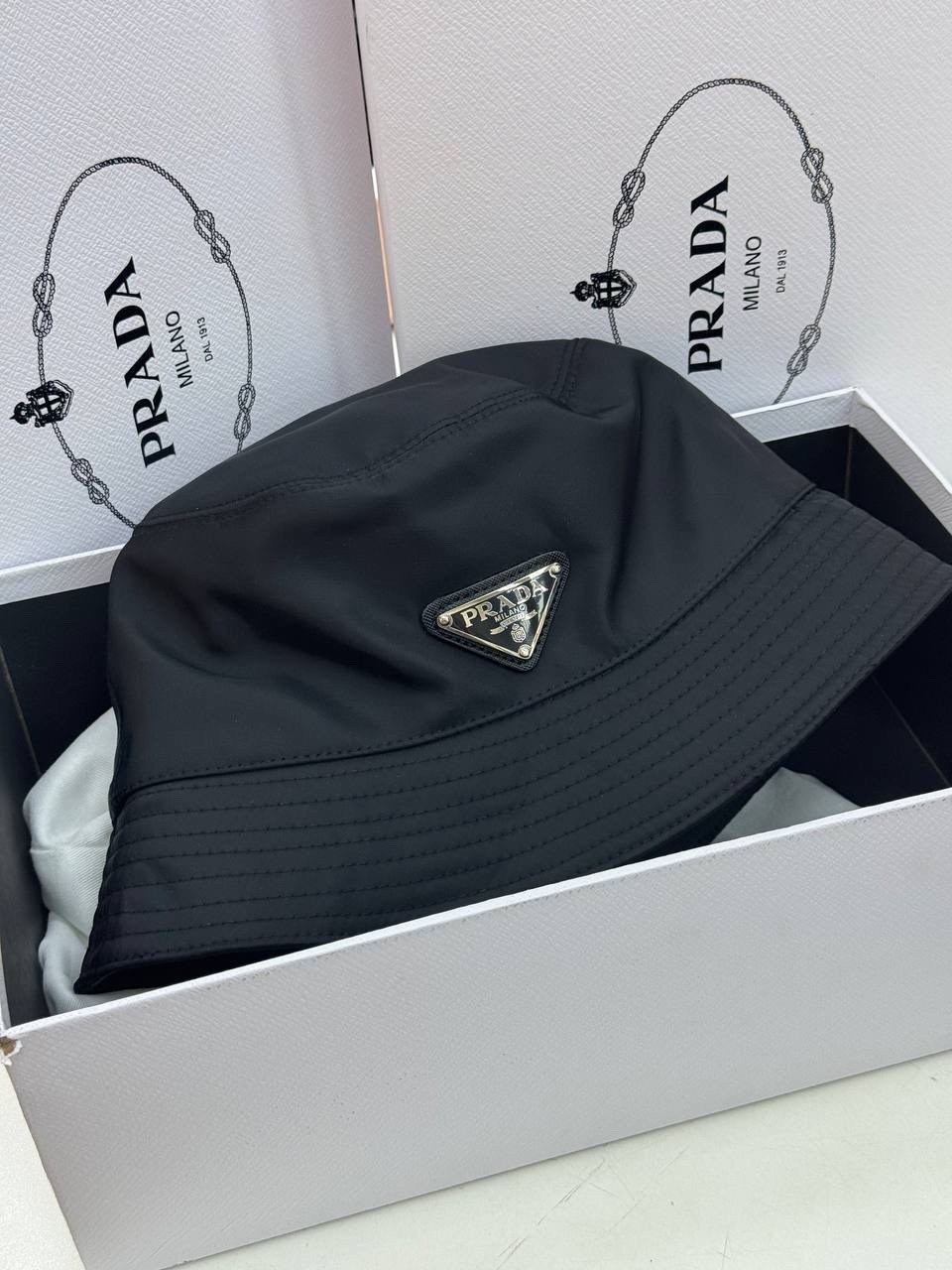 шляпа prada re-nylon bucket hat черный,prada панама,prada nylon bucket hat in black,черная панама prada,панама prada nylon