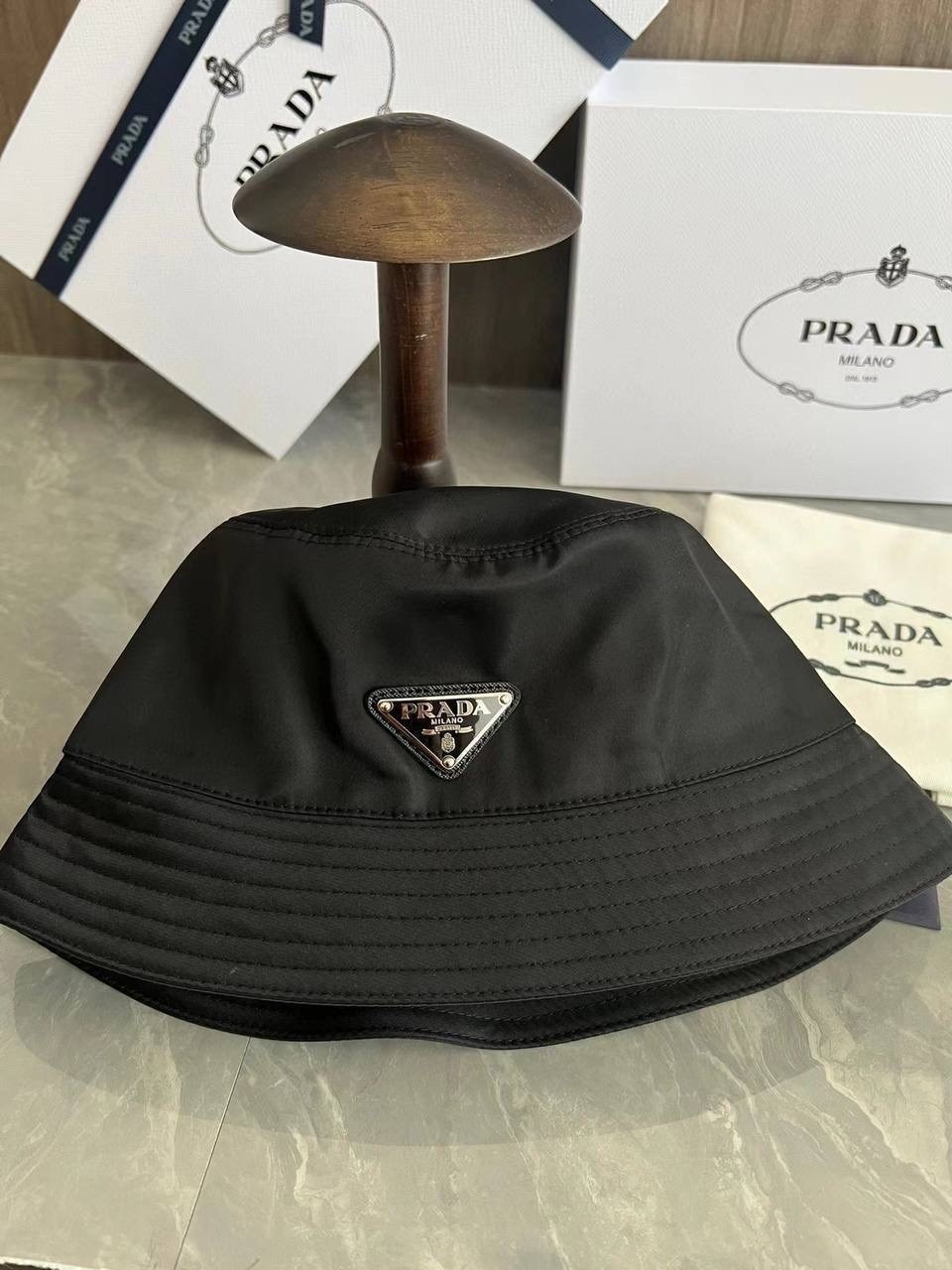 шляпа prada re-nylon bucket hat черный,prada панама,prada nylon bucket hat in black,черная панама prada,панама prada nylon