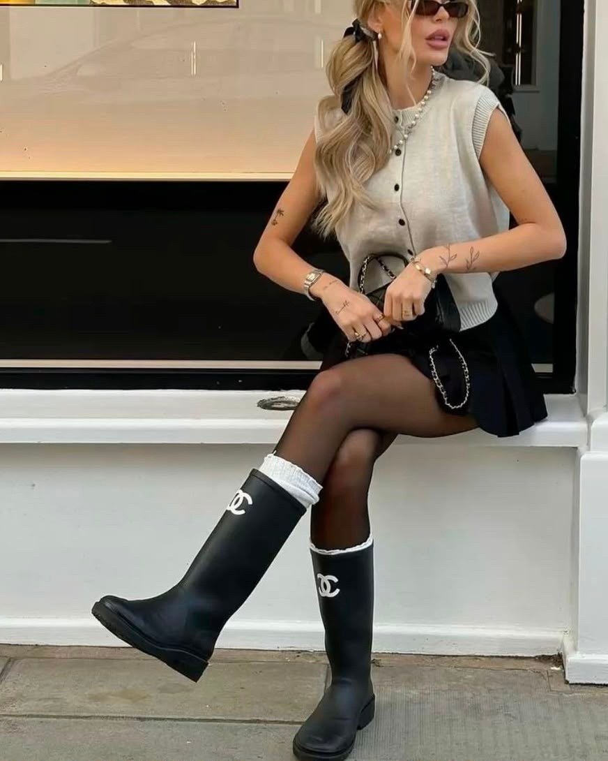резиновые сапоги chanel,стильные наряды,резиновые сапоги шанель,одежда стильная,резиновые сапоги