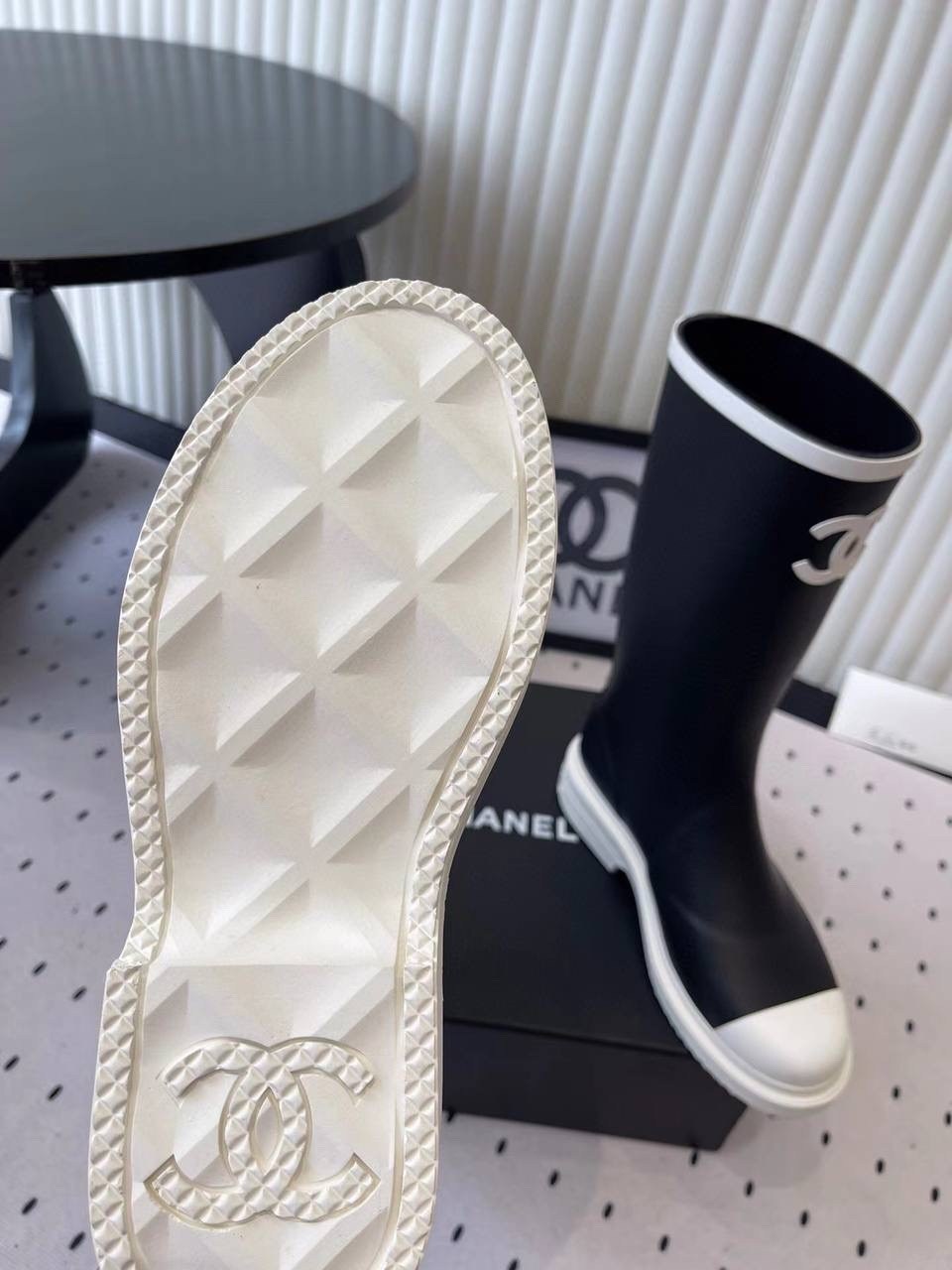 резиновые сапоги chanel,сапоги chanel,chanel черные резиновые сапоги для женщин,резиновые сапоги шанель,чёрные резиновые сапоги chanel