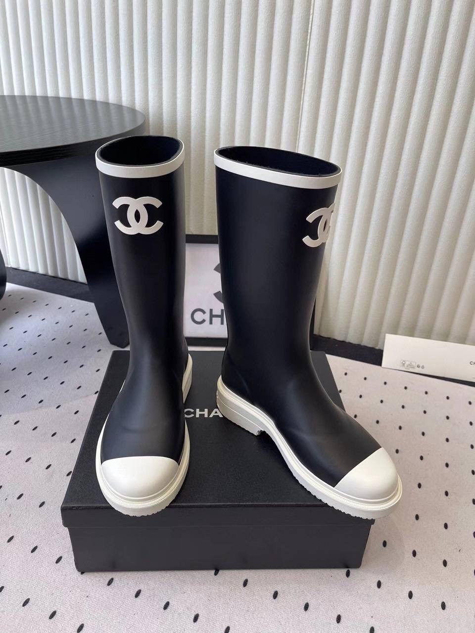 резиновые сапоги chanel,сапоги chanel,chanel черные резиновые сапоги для женщин,резиновые сапоги шанель,чёрные резиновые сапоги chanel