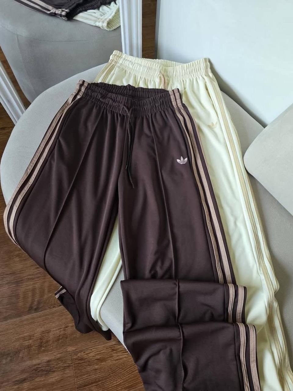 брюки спортивные adidas originals,спортивные штаны коричневого цвета adidas originals,тканевые брюки adidas originals loose fit pants adicolor firebird светло-коричневый,спортивные брюки adidas bb беж