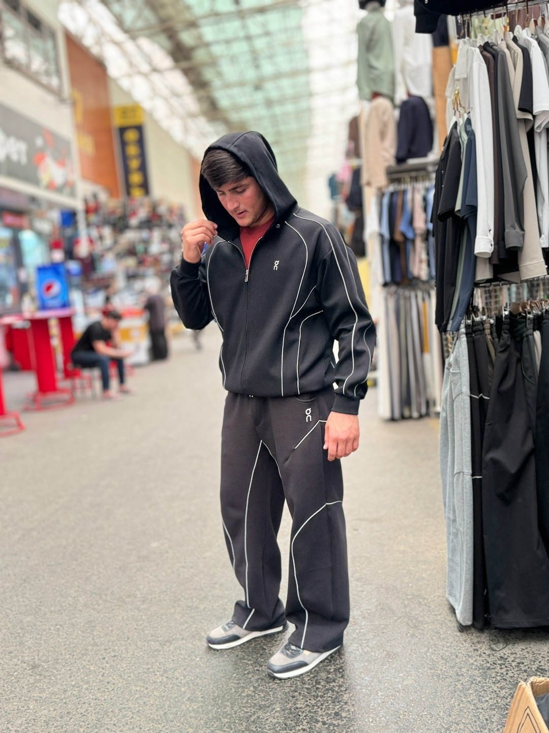 в спортивном костюме,мужской спортивный костюм,спортивный повседневный костюм,спортивные костюмы для мужчин,спортивный костюм для бега