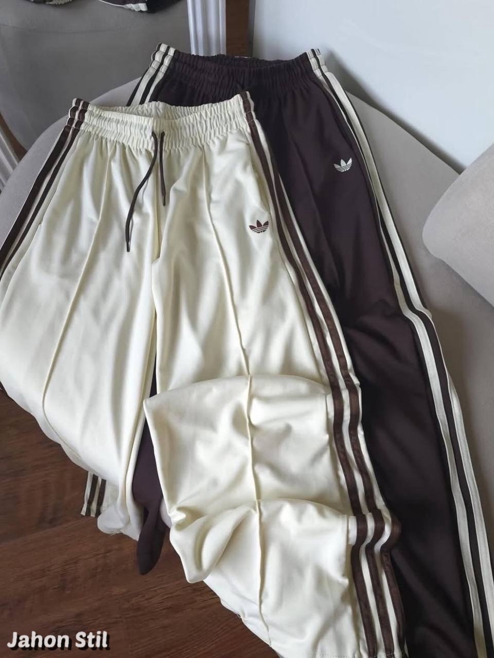 брюки спортивные adidas originals,спортивные штаны коричневого цвета adidas originals,тканевые брюки adidas originals loose fit pants adicolor firebird светло-коричневый,спортивные брюки adidas,брюки