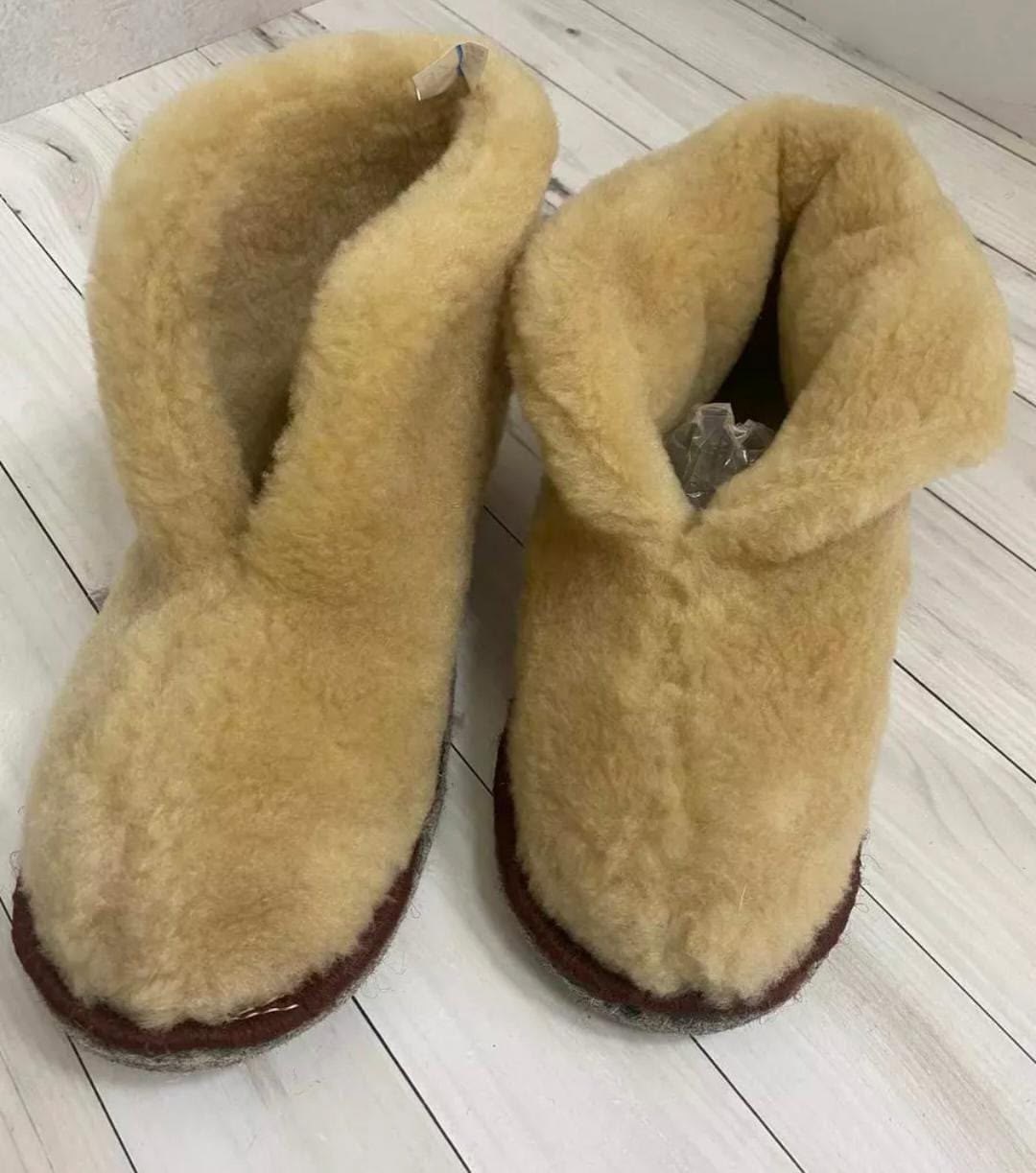теплые тапочки натуральной из овечьей шерсти,теплые тапочки бурки чуни из овечьей шерсти,чуни из овчины домашние,тапочки домашние чуни меховые,чуни женские домашние тапочки из овчины лён бел